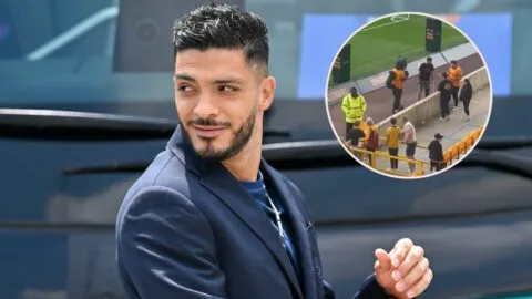 Raúl Jiménez reaparece en muletas tras su lesión de rodilla con Wolverhampton
