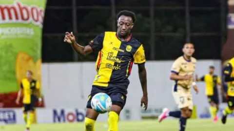 Nixon Cruz se viste de héroe y Real España derrota a Motagua en el clásico