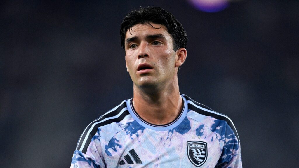 Niko Tsakiris #10 de los San Jose Earthquakes observa durante la primera mitad contra el San Diego FC