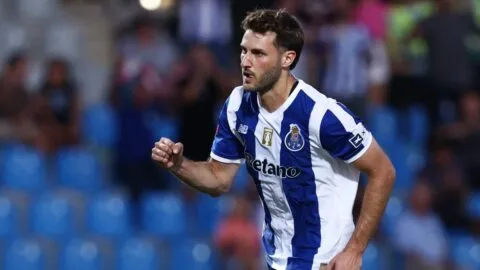 El Bebote cambia los goles por poses virales: Santi Gimenez también sabe farmear aura