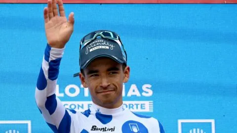 Wout van Aert asecha a Santiago Buitrago, pero el colombiano sigue líder de la montaña