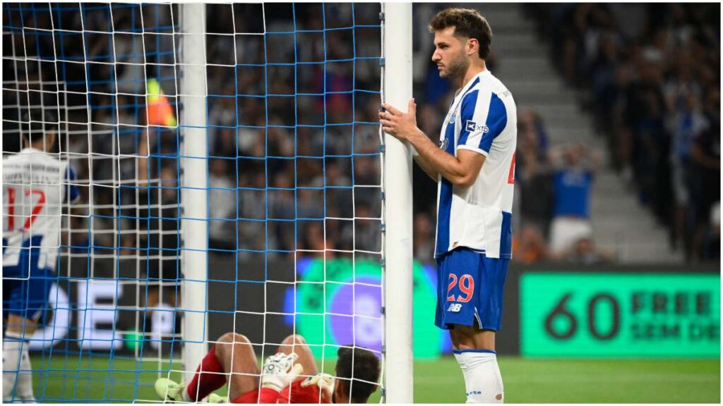 El delantero mexicano, Santiago Gimenez, ingresó de cambio en el minuto 75 por André Silva para vivir su primer partido con la camiseta del Porto | APF: Riopa