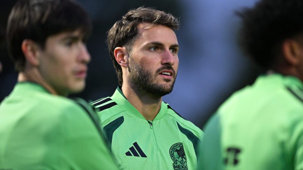 Santiago Gimenez partiría como titular ante Perú