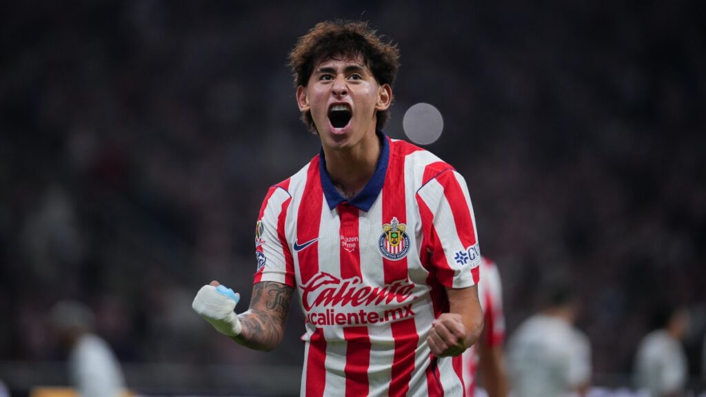 Santiago Sandoval en festejo de gol