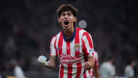 ¡Santi Maravilla! Chivas golea a Pumas con doblete de Sandoval y es nuevo líder del Apertura 2026