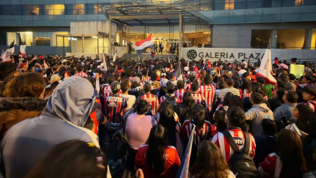 ¡Serenata rojiblanca! Chivas recibe apoyo de su afición antes de enfrentar al América