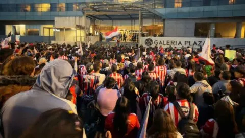 ¡Serenata rojiblanca! Chivas recibe apoyo de su afición antes de enfrentar al América