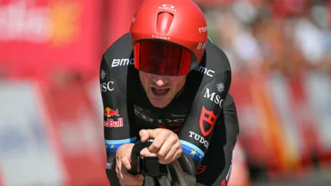 Stefan Küng gana la contrarreloj sin despeinarse: Harold Tejada regresa al top 10 de la general