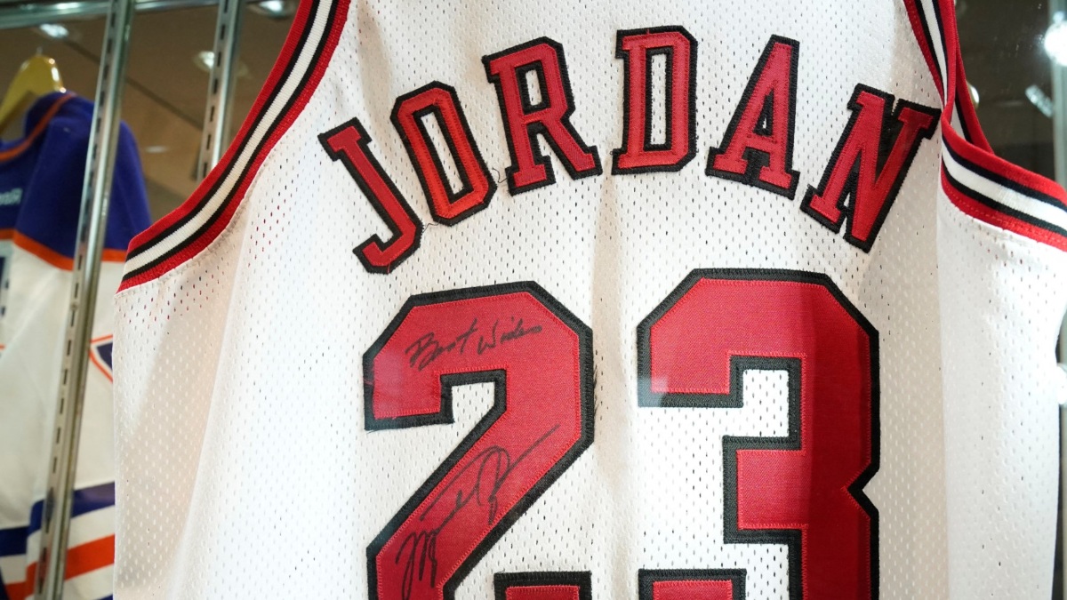 La pieza fue usada por Michael Jordan el 7 de junio de 1998, en el United Center de Chicago.