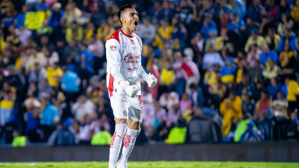 Raúl Rangel durante el América vs Chivas del Apertura 2025