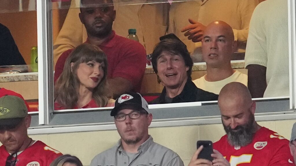 Taylor Swift aparece junto a Tom Cruise en Arrowhead | Jay Biggerstaff-Imagn Images