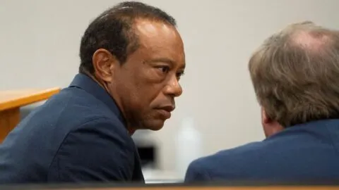 Tiger Woods acepta acuerdo con la fiscalía y pierde su licencia de conducir por cinco años