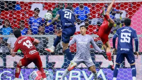Cruz Azul rescata un empate ante Toluca con gol agónico del Toro Fernández