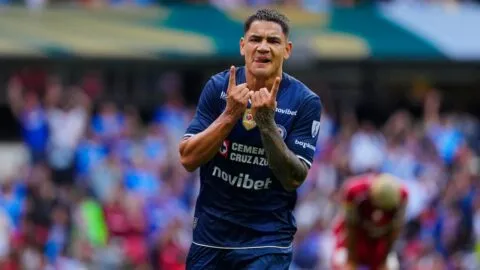 ¿Por qué no se marcó mano en el gol del ‘Toro’ Fernández en el Cruz Azul vs Toluca?