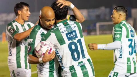 Antigua sufre ante Aurora pero vuelve a ganar y es líder del Apertura