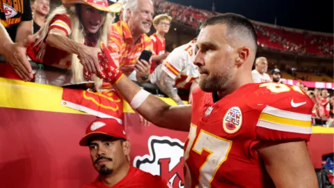 Travis Kelce víctima de un fraude millonario: esto se sabe de la estafa Ponzi en la que cayó