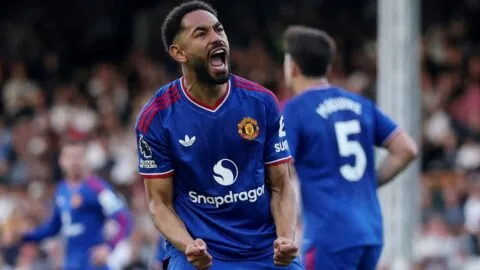 Manchester United rescata agónico empate ante Fulham