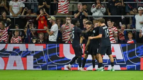 Estados Unidos aplasta a Chile en un duelo marcado por las volteretas y mete miedo a la Selección Mexicana
