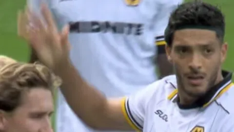 Raúl Jiménez estremece el travesaño y se queda cerca del gol en el empate del Wolverhampton ante Birmingham 