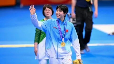 Yu Zidi roza el récord mundial en los 200m combinados con solo 13 años