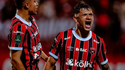 Alajuelense derrota a Pérez Zeledón con un gol en el último minuto y se acerca al liderato