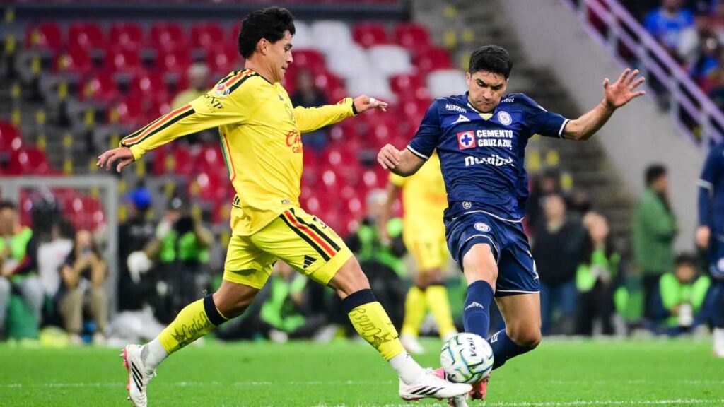 Ramón Juárez y Nicolás Ibáñez durante el América vs Cruz Azul del Apertura 2026