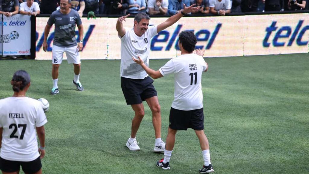Arturo Elías Ayub y Checo Pérez celebran en De la Pista a la Cancha