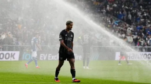 ¡Un baño inesperado! El incidente que interrumpió el Lech Poznan vs Bayer Leverkusen