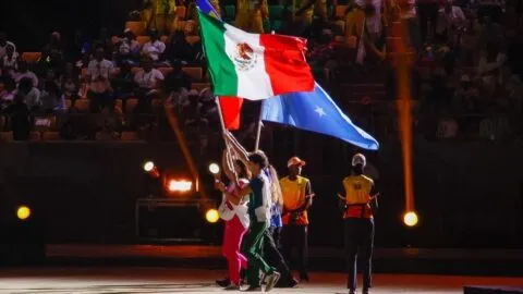 ¡México, presente! Ariadna Chávez y Daniel Saborío portan la bandera nacional en la inauguración de Dakar 2026