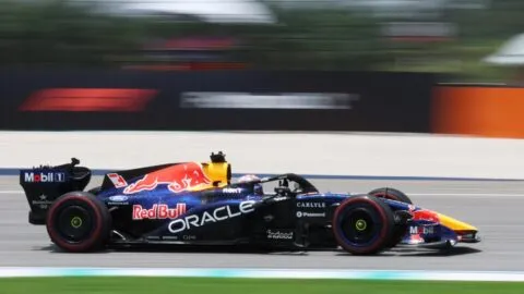 ¡Golpe de autoridad en Sepang! Max Verstappen consigue la pole; Checo Pérez largará en el lugar 20