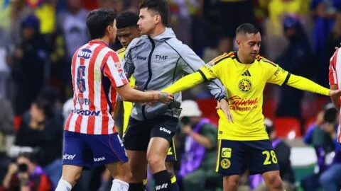 ¡De amistoso no tiene nada! América y Chivas casi llegan a los golpes en pleno Clásico Nacional
