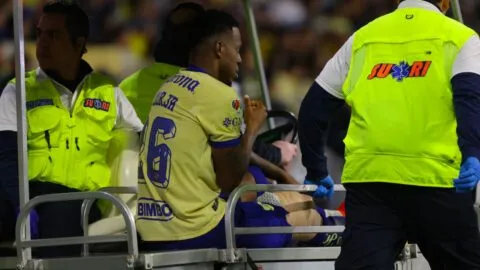 ¡Alarmas encendidas en Coapa! Cristian Borja sale en camilla tras fuerte choque en el América vs Monterrey