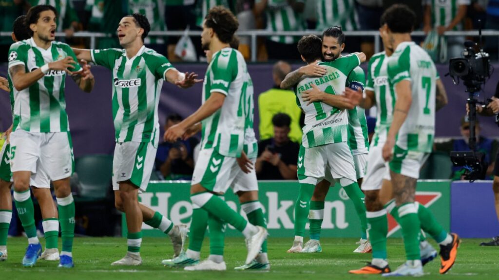Betis remonta al Porto en la Champions League; Santiago Giménez entra de cambio y Fidalgo no juega