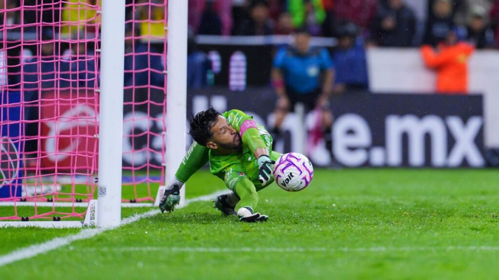 ¡Camilo Vargas agranda su récord! El colombiano llega a 21 penales atajados