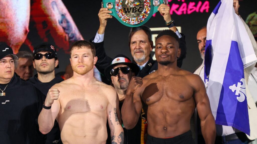 Canelo Álvarez y Christian Mbilli tras la ceremonia de pesaje previo a su pelea