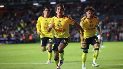 Carlos Álvarez marca su primer tanto con América en lluvia de goles ante León para conservar el liderato general
