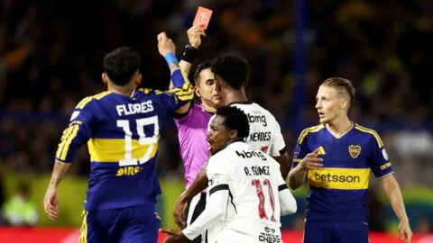 Carlos Andrés Gómez sufre el arbitraje de Piero Maza y se va expulsado... ¡por primera vez en su carrera!