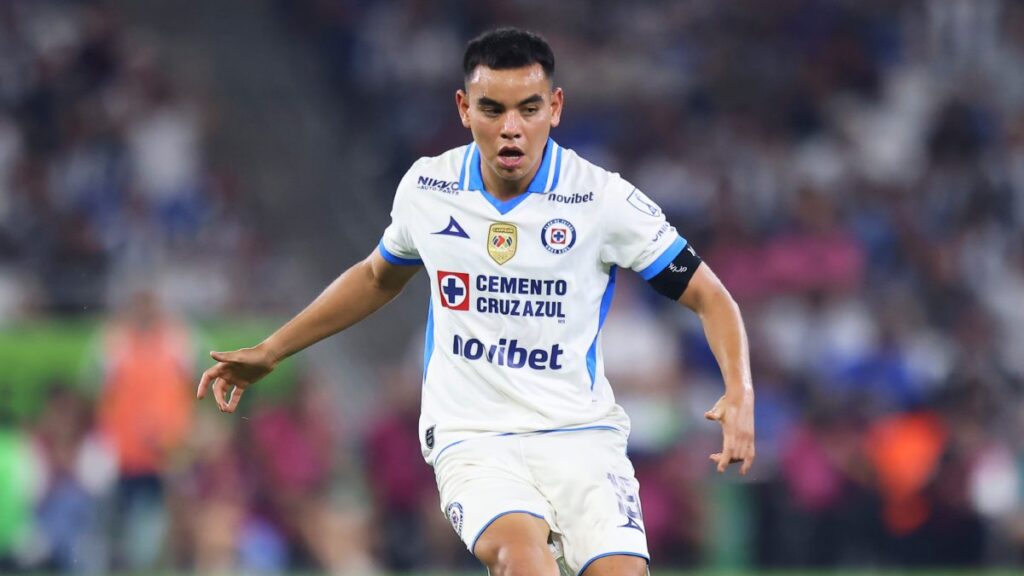 Charly Rodríguez en partido con Cruz Azul