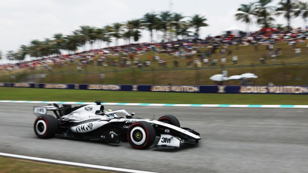 Checo Pérez lidió con los neumáticos en el inicio de la carrera