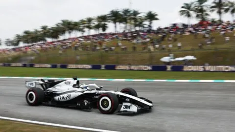 Checo Pérez termina decimonoveno en el GP de Bahréin tras una carrera retrasada por la lluvia en Malasia