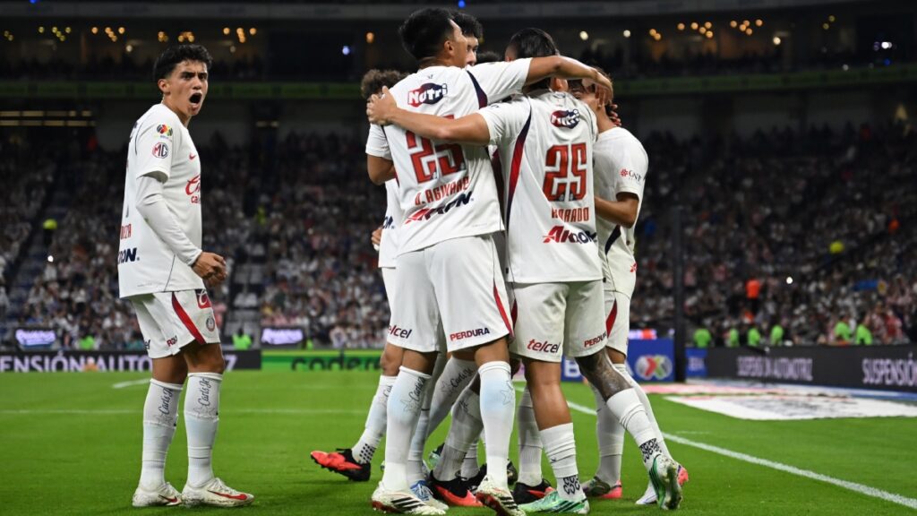 Chivas se hace del subliderato tras vencer a Rayados, que compromete sus opciones de Liguilla