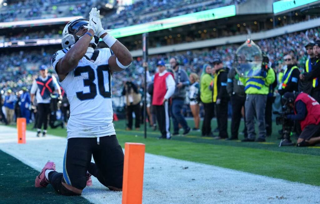 Chuba Hubbard durante el Panthers vs Eagles, NFL 2026