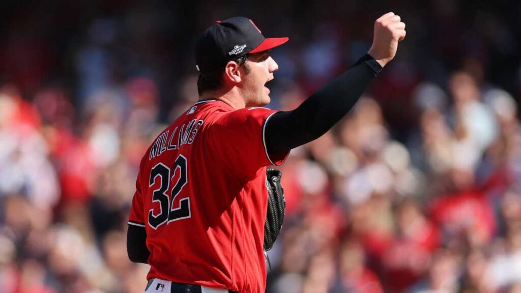 Gavin Williams durante el Juego 3 entre Rays y Guardians, Playoffs MLB 2026