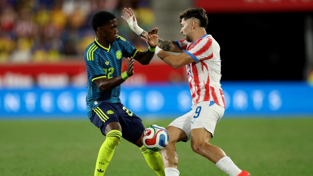 Yáser Asprilla y Julio Encio disputan la pelota. - Elsa, Getty Images, vía AFP.