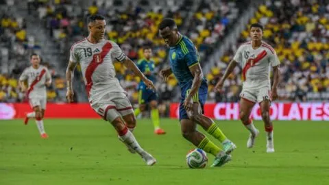 Colombia derrota a Perú con golazo de Velásquez y un golpe definitivo de Arcila
