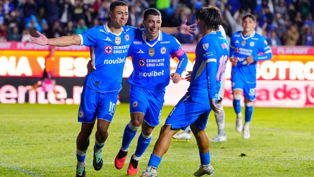 Cruz Azul en festejo de gol