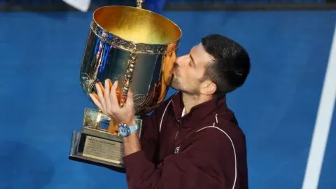 Novak Djokovic levanta el título número 102 de su carrera