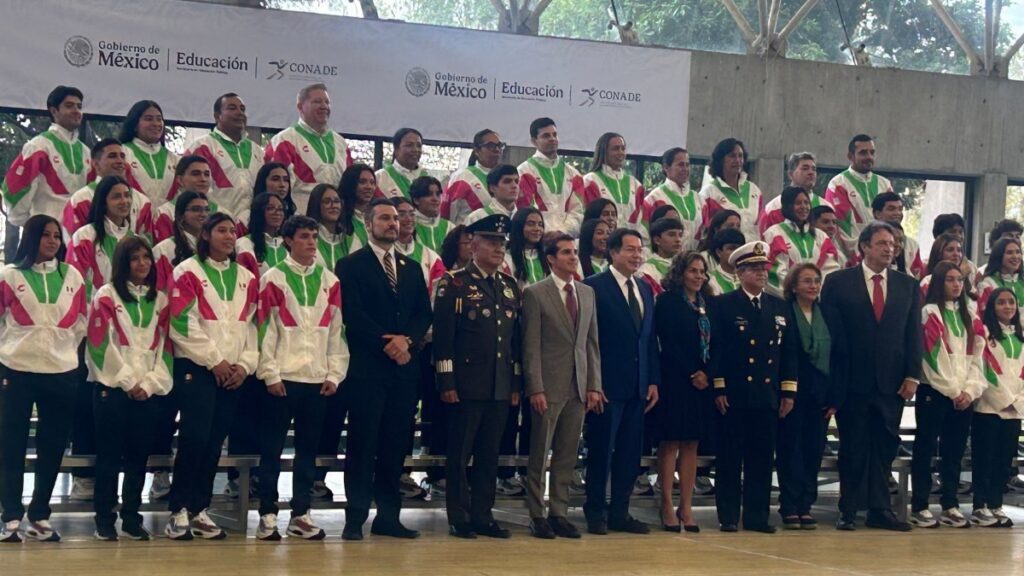 Rommel Pacheco, presente en el abanderamiento de México