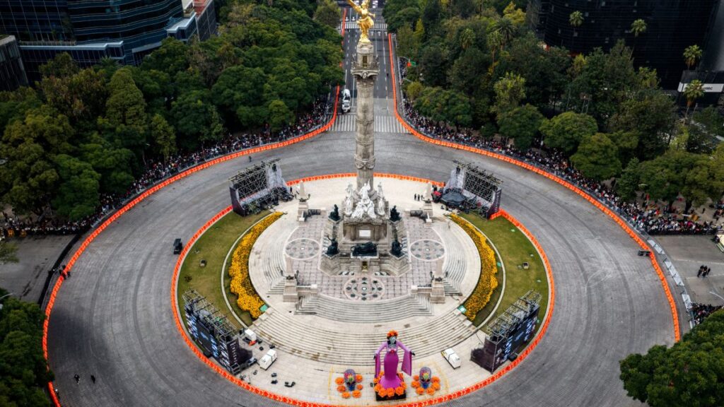 ¡El Ángel de la Independencia se transforma! Así luce Reforma antes del Show Run de Checo Pérez
