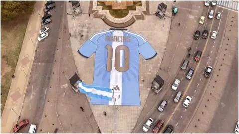 Rosario despide a Leo Messi con una camiseta gigante de la selección Argentina